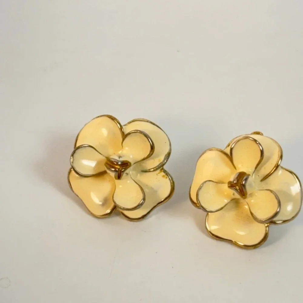 Vintage Flower Stud Earrings Cream Enamel Gold Tone Boho Cottagecore Y2K